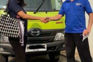 Menjual Truk dan bus terbaik hino, tangguh dan irit, Mempunyai layanan purnajual terbaik dan terpercaya Info Harga Truk Hino Hubungi 085161080459
