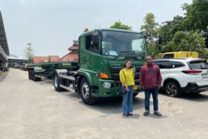 Menjual Truk dan bus terbaik hino, tangguh dan irit, Mempunyai layanan purnajual terbaik dan terpercaya Info Harga Truk Hino Hubungi 085161080459